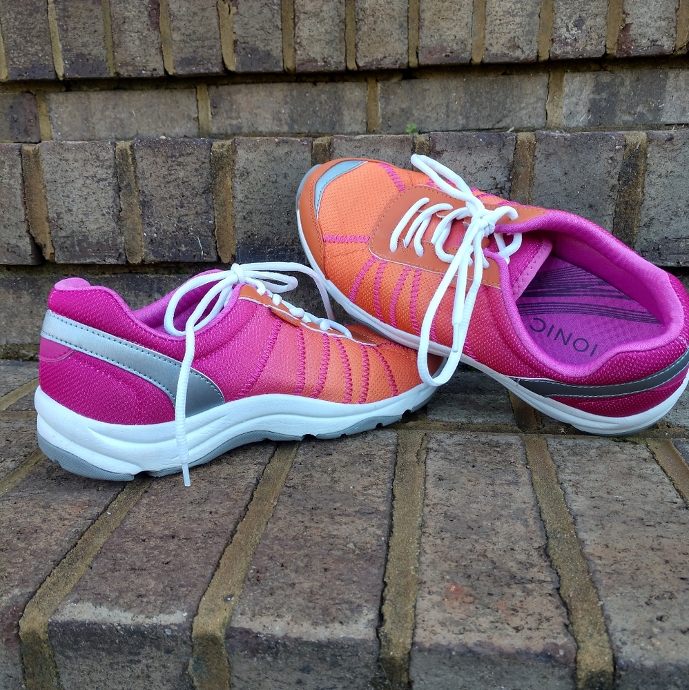 Vionic Alliance Walking Shoes